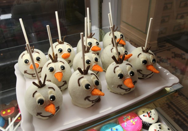 Olaf The Snowman Apples  on a white tray.